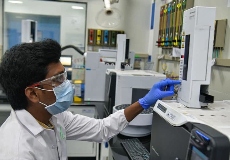 Scientists working in a Neuland laboratory